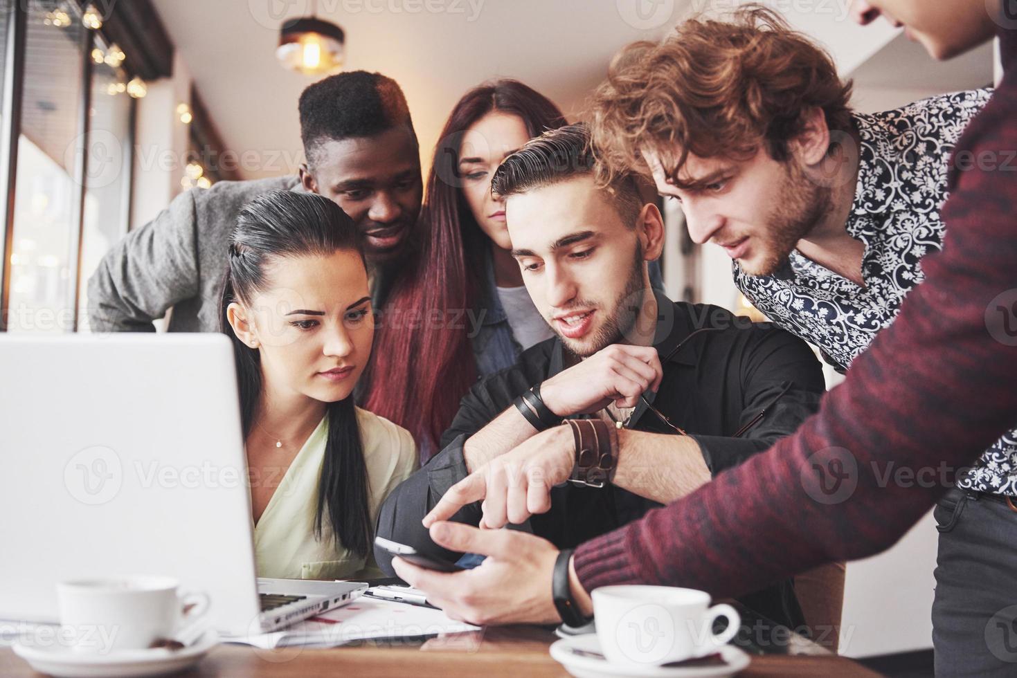 ritratto di gruppo di vecchi amici allegri che comunicano tra loro, amici in posa al bar, persone in stile urbano che si divertono, concetti sullo stile di vita della giovinezza insieme. Wi-Fi connesso foto