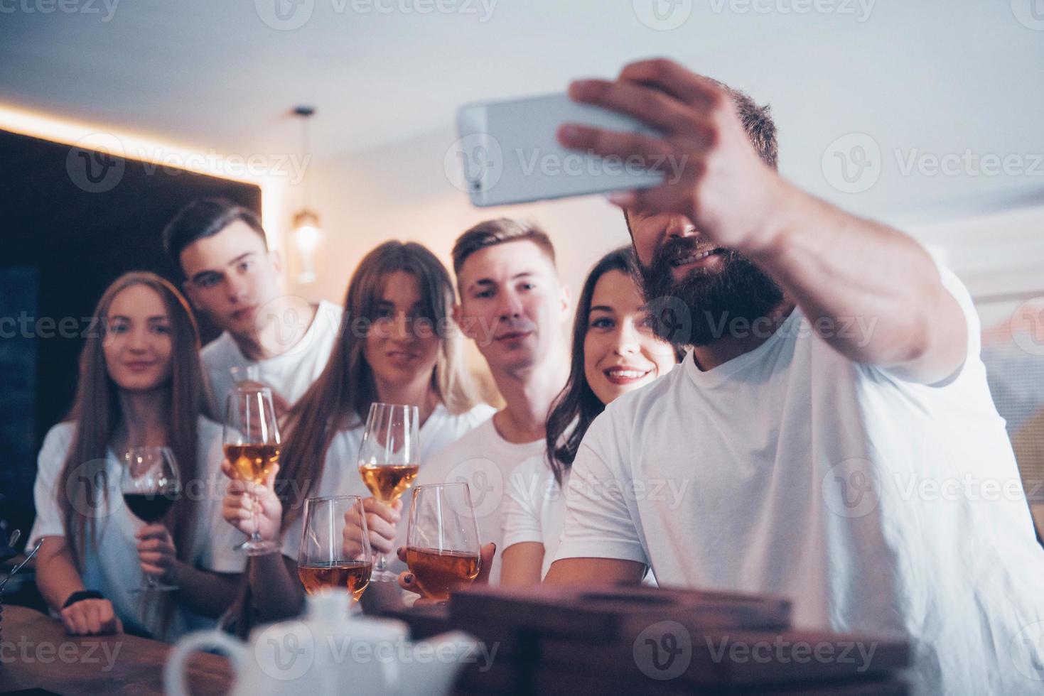 concetto di tempo libero e comunicazione. gruppo di amici sorridenti che si godono un drink e parlano al bar o al pub foto