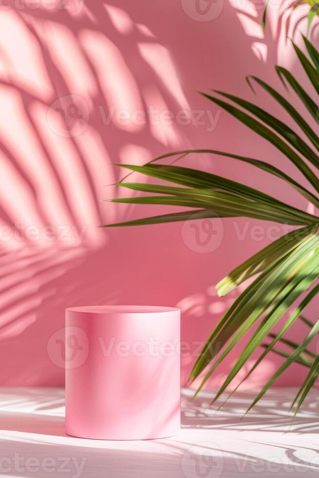 rosa cilindro con palma foglia foto