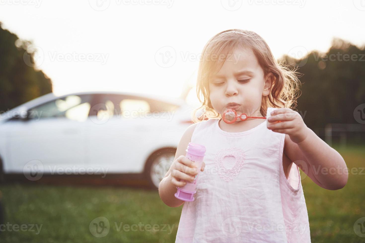 ragazza che fa le bolle nel parco in una giornata estiva foto