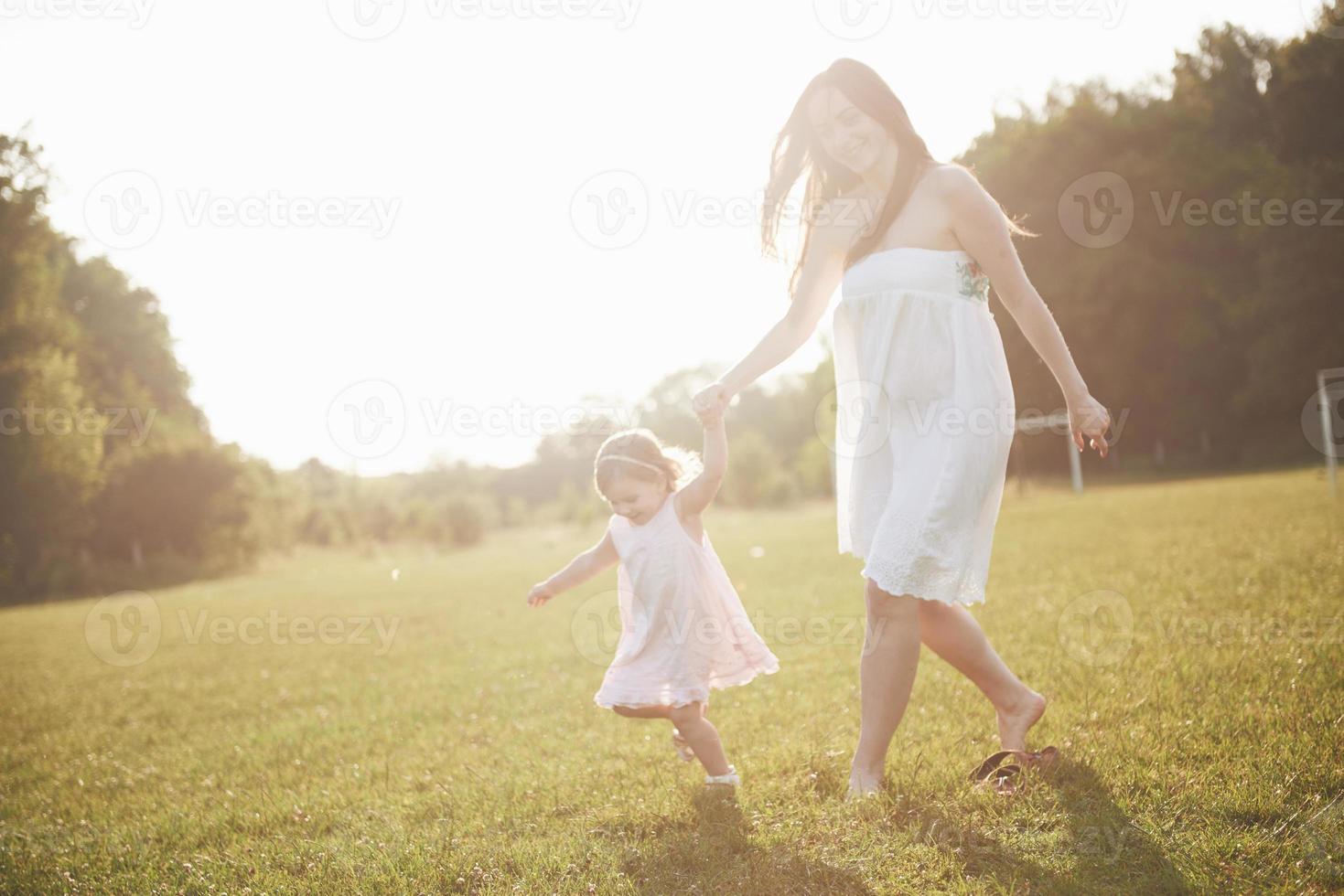 bambina con la madre in giornata di sole estivo. foto