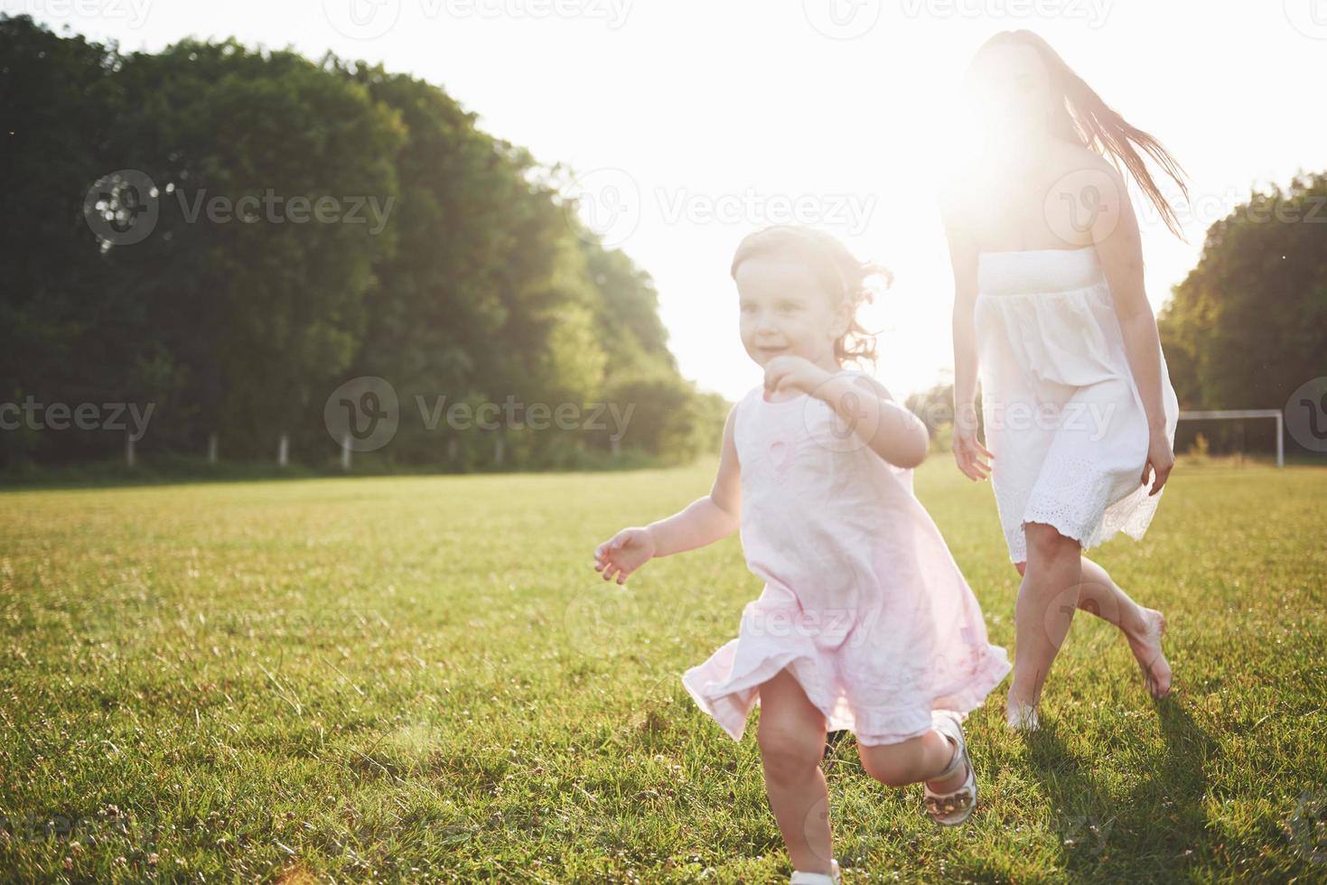 bambina con la madre in giornata di sole estivo. foto