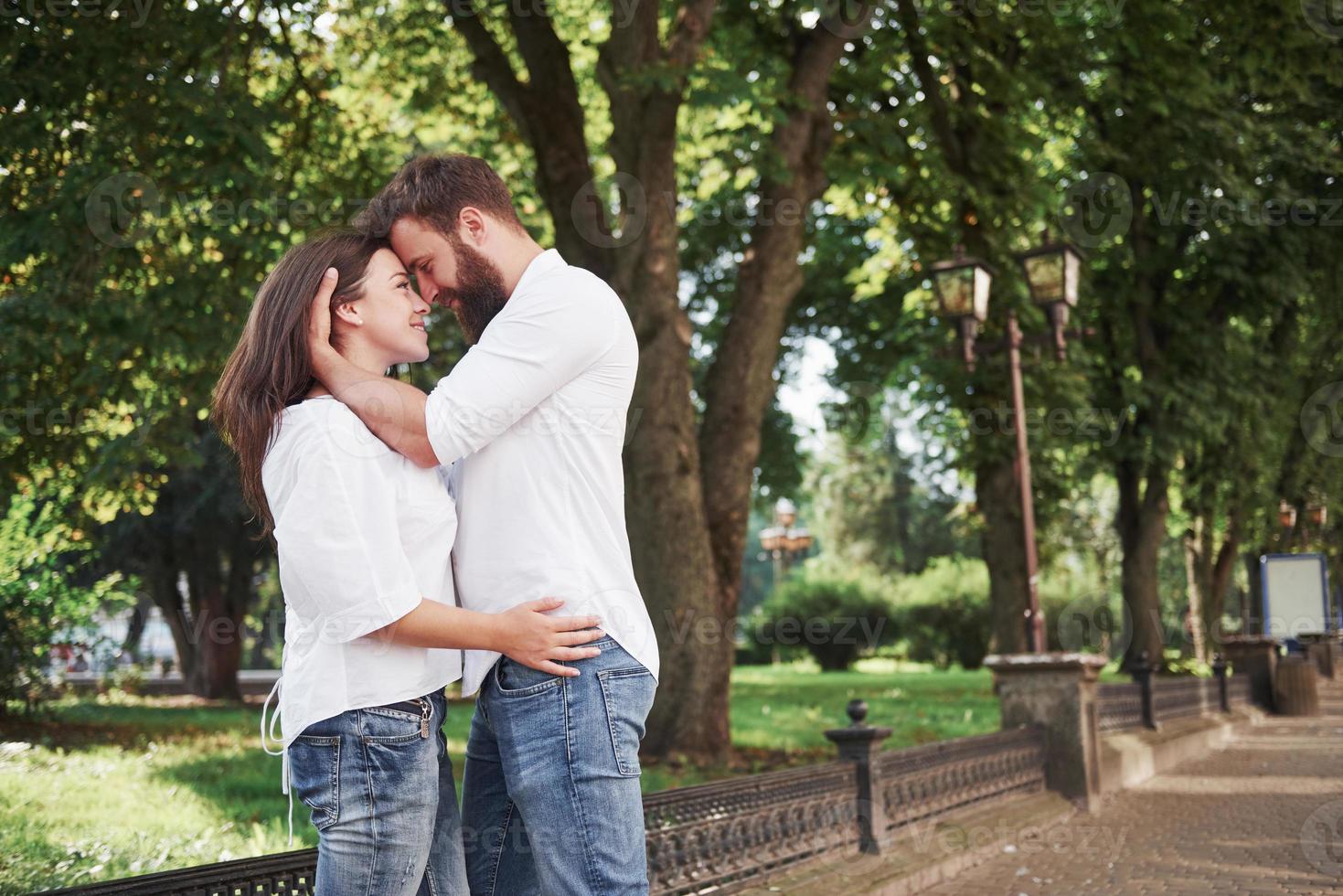 ritratto di una bellissima giovane coppia che sorride insieme foto