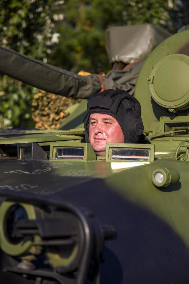 Belgrado, Serbia, 10 ottobre 2014 - soldato non identificato nel veicolo da combattimento di fanteria bvp m-80a delle forze armate serbe, in preparazione per celebrare il 70° anniversario della liberazione di belgrado nella seconda guerra mondiale. foto