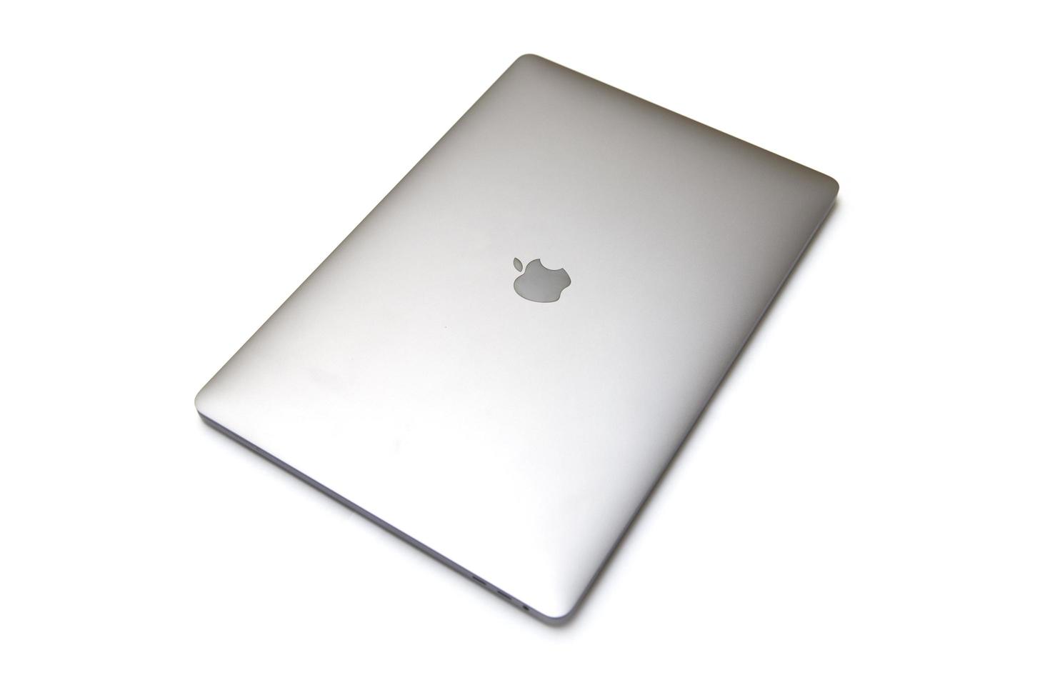 Belgrado, serbia, 18 luglio 2020 - computer macbook isolato su bianco. il macbook è un marchio di computer notebook prodotto da apple inc. foto