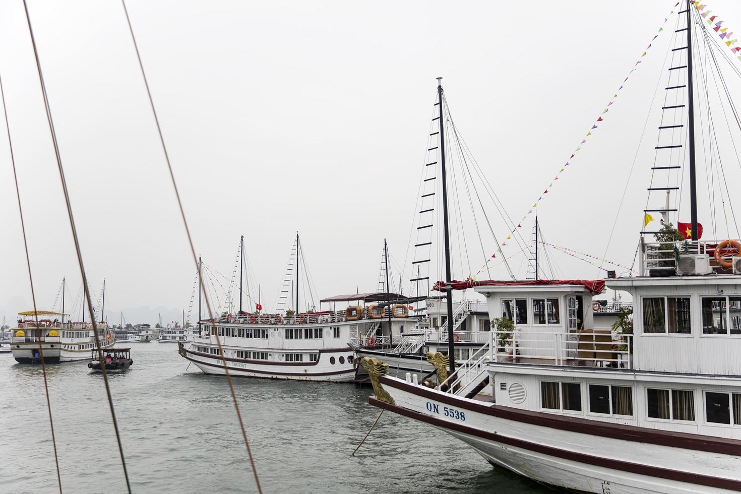 halong, vietnam, 28 febbraio 2017 - navi da crociera turistiche al porto di halong. le principali industrie di halong sono il turismo, i servizi, il commercio, l'agricoltura, la silvicoltura e la pesca foto