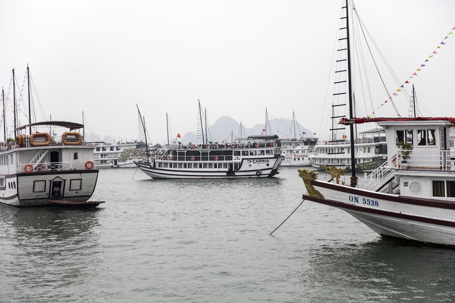 halong, vietnam, 28 febbraio 2017 - navi da crociera turistiche al porto di halong. le principali industrie di halong sono il turismo, i servizi, il commercio, l'agricoltura, la silvicoltura e la pesca foto