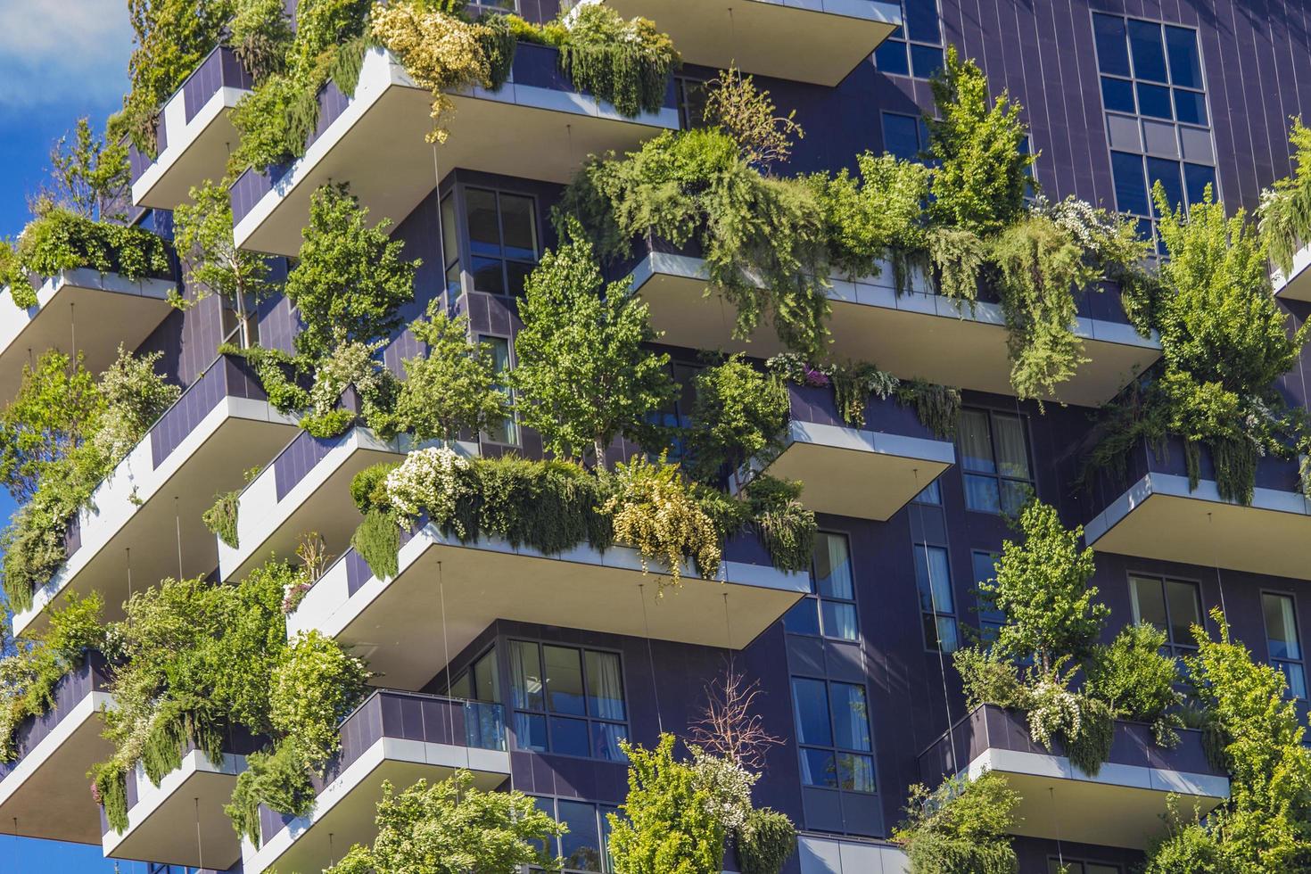 Milano, Italia, 28 aprile 2017 - dettaglio del bosco verticale a Milano, Italia. si tratta di una coppia di torri residenziali nel quartiere porta nuova di milano che ospitano più di 900 alberi. foto