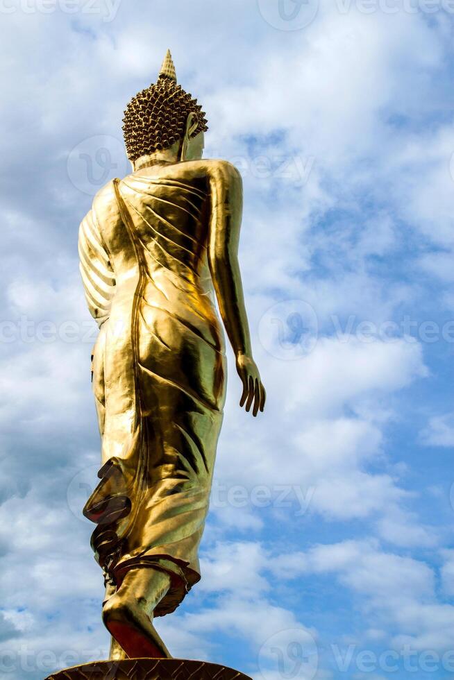 Budda in piedi su un' montagna wat Phra quello khao noi, nan foto