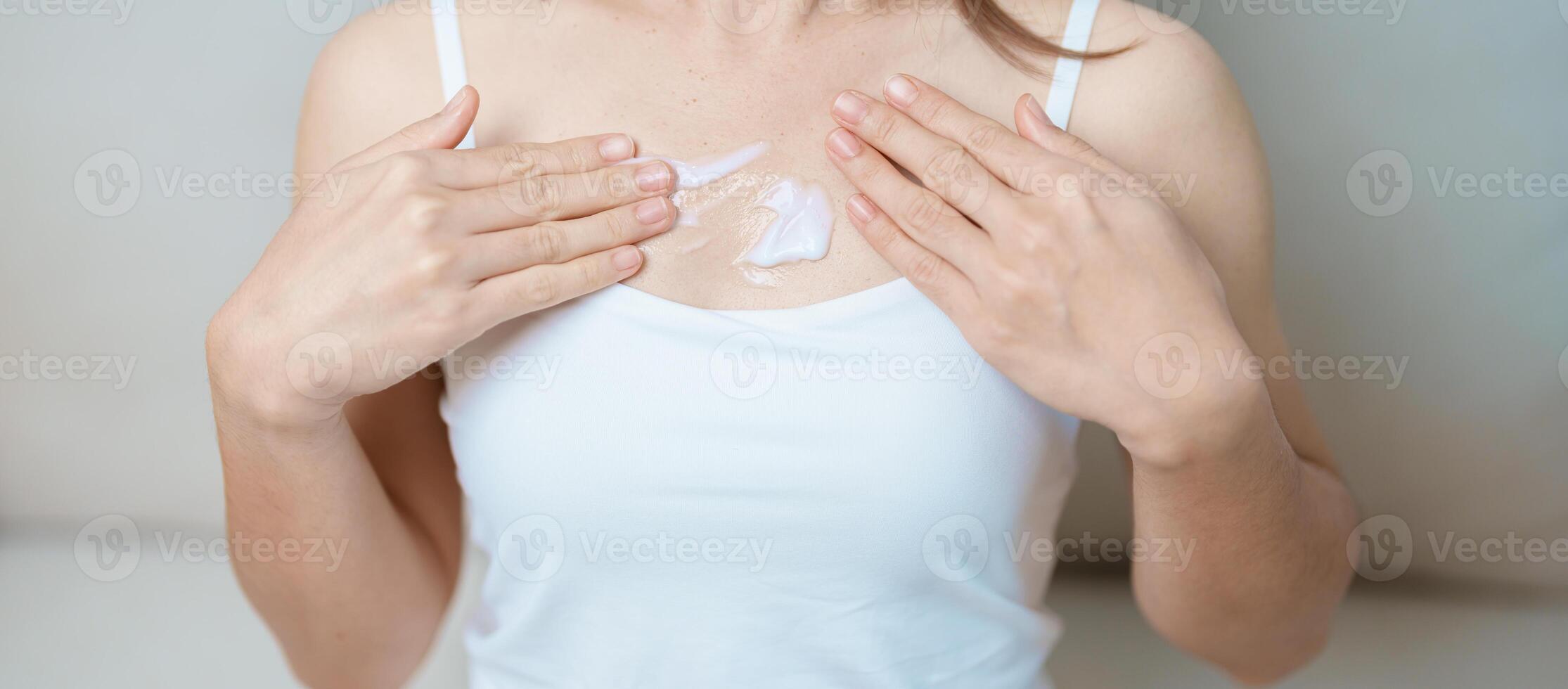 pelle cura lozione e pelle corpo crema idratante, protezione solare e salutare quotidiano routine concetti. bellezza donna l'applicazione idratante cura della pelle crema su mano e corpo a casa foto