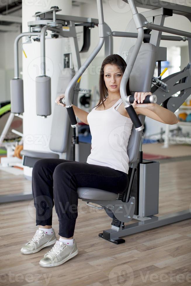 ragazza in palestra foto