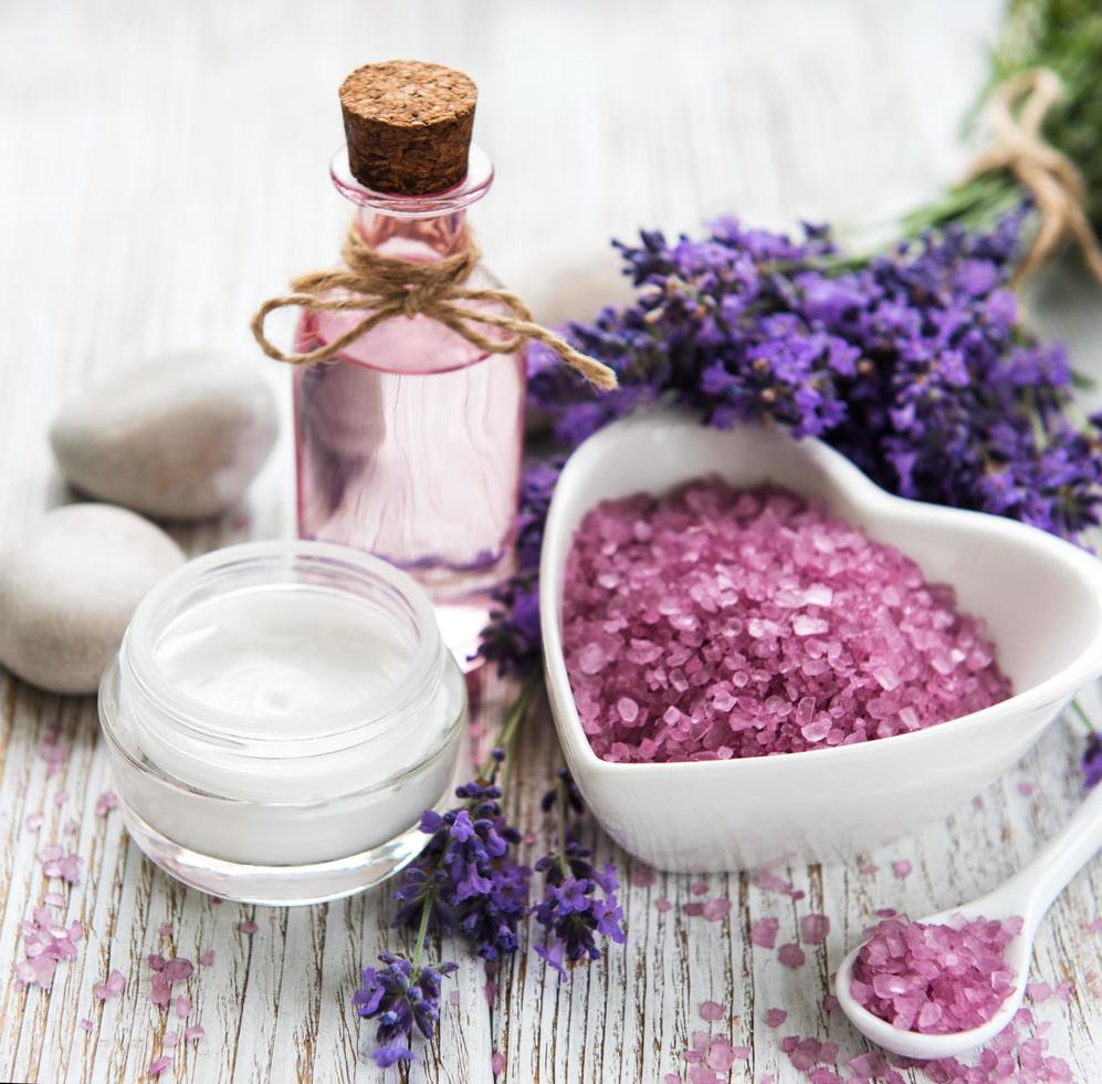 ciotola a forma di cuore con sale marino, olio e fiori di lavanda fresca foto