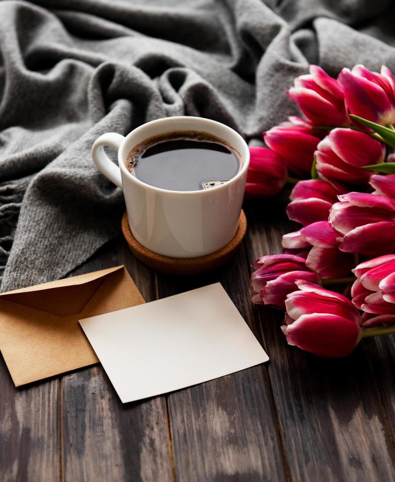 tazza di caffè e tulipani rosa foto