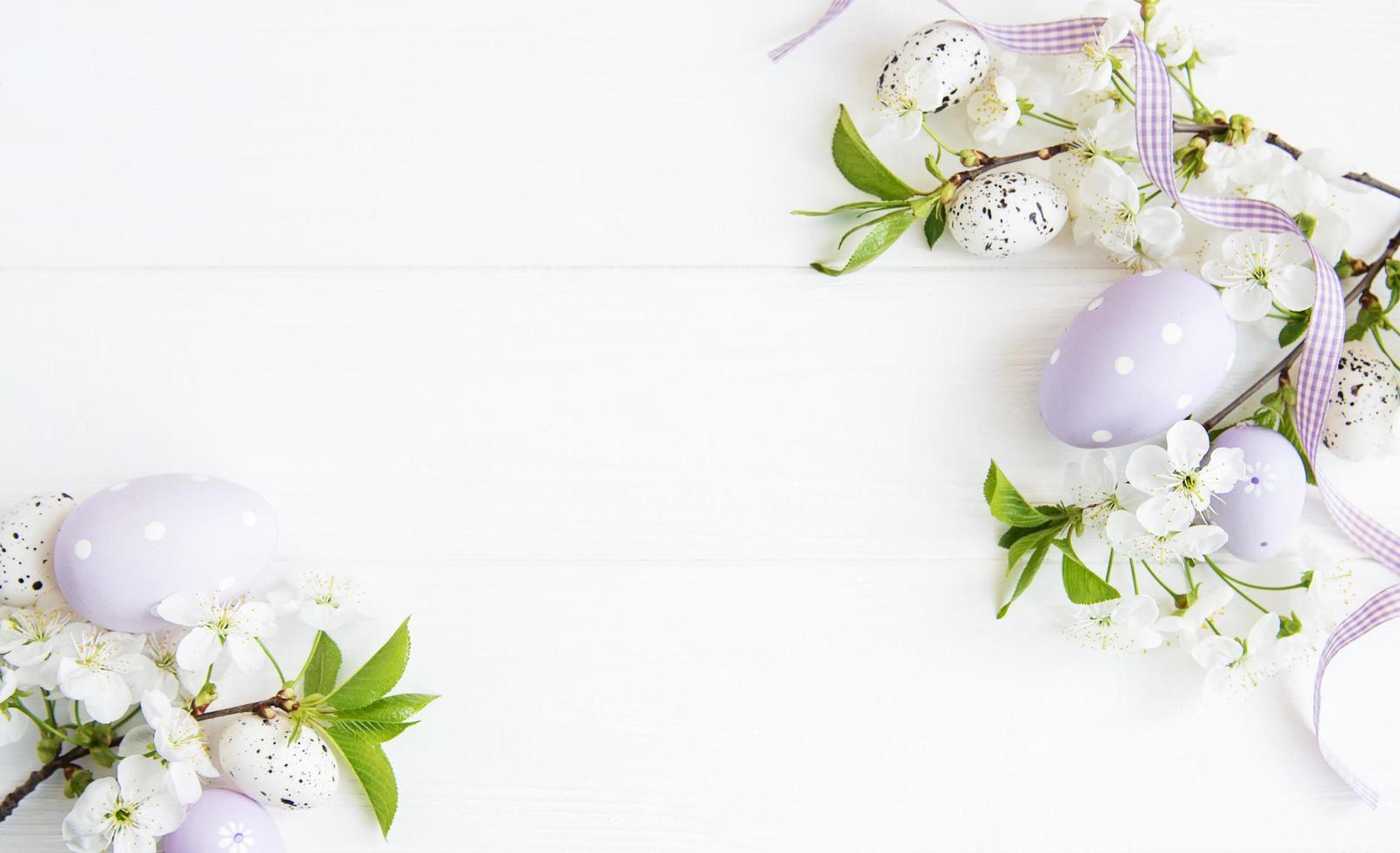 uova di Pasqua e fiori di ciliegio primaverili foto