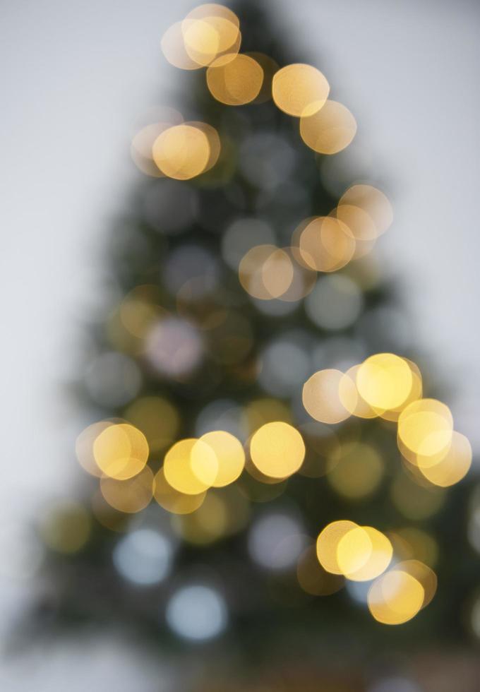 vista sfocata dell'albero di natale foto