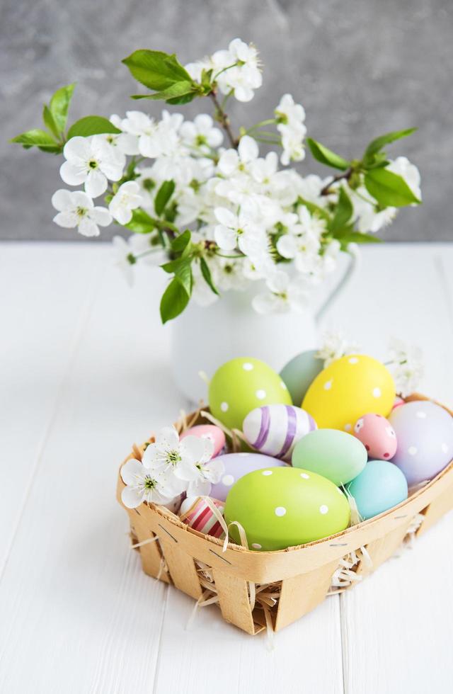 fiori di primavera e uova di Pasqua foto