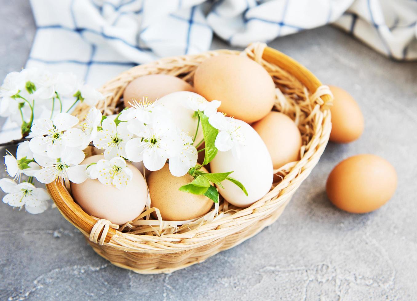 cestino con uova di gallina foto