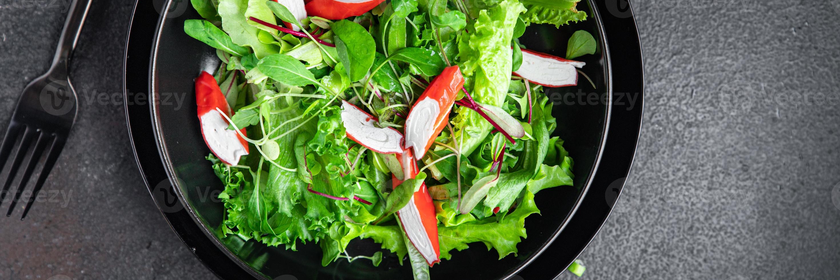 insalata bastoncino di granchio foglie di lattuga mix verde foto