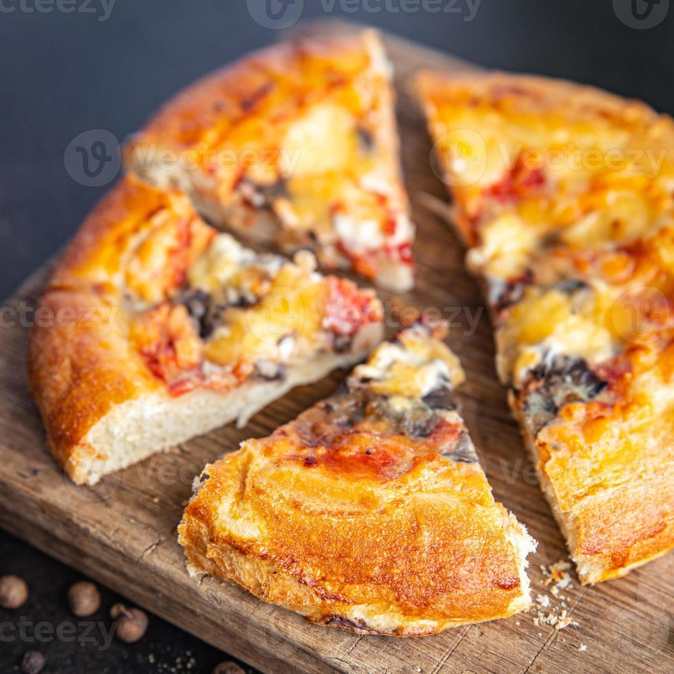 pizza da forno fresca fatta in casa salsa di pomodoro e formaggio foto