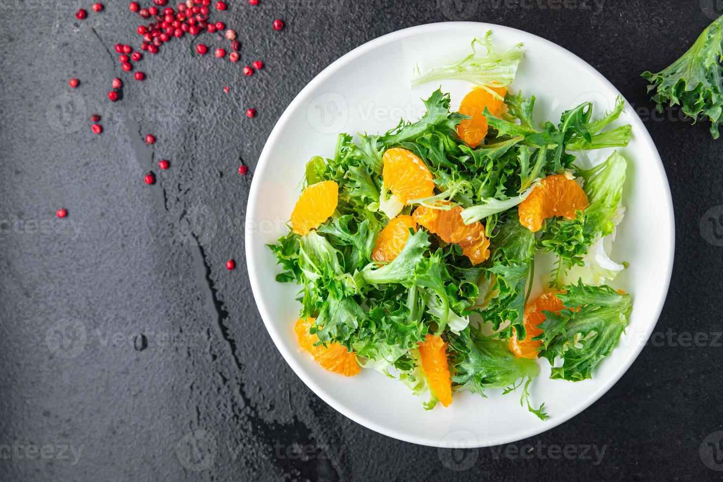 insalata di lattuga agli agrumi, foglie miste, mandarino o farina d'arancia foto