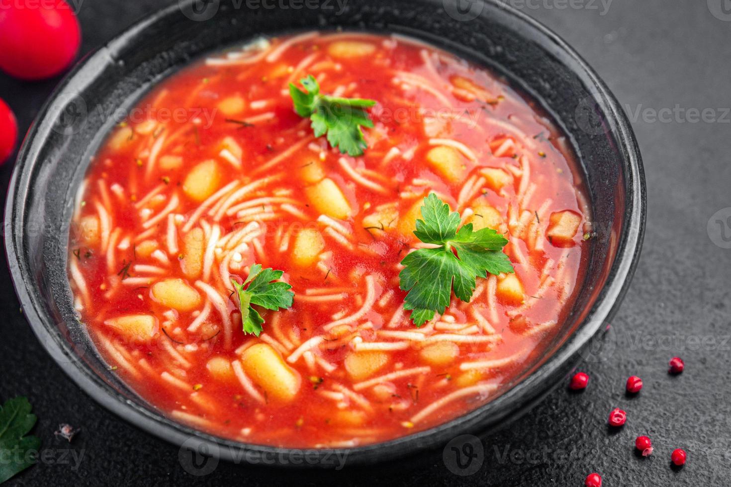 minestrone di pomodoro rosso primo piatto foto