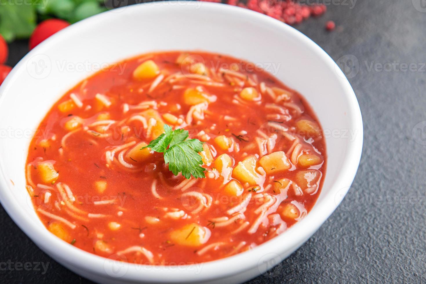 minestrone di pomodoro rosso primo piatto foto