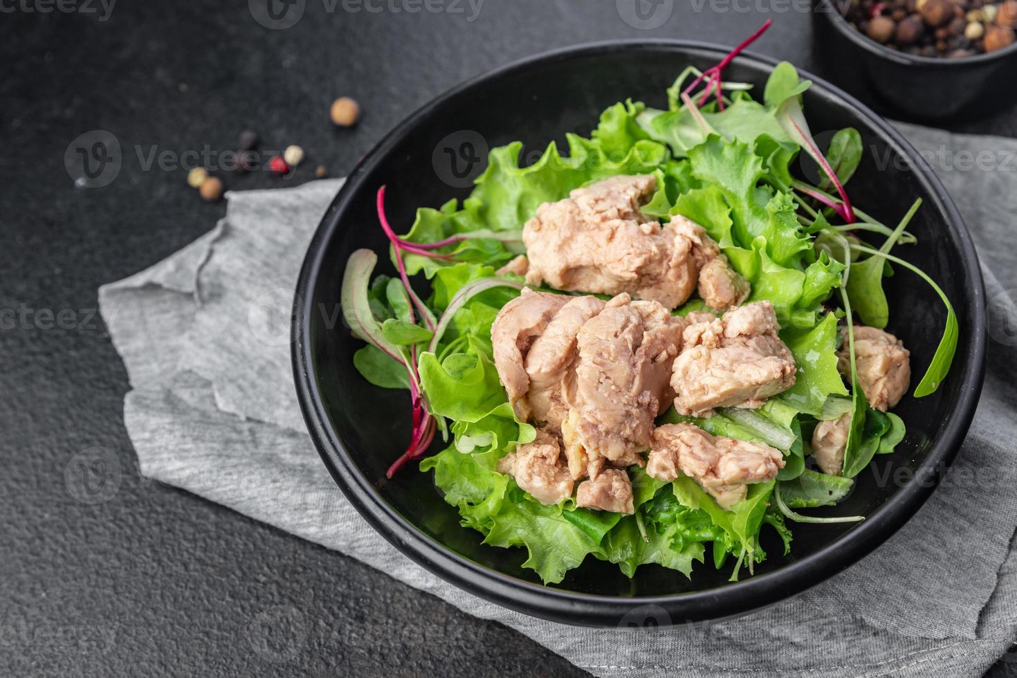 insalata di fegato di merluzzo misto di frutti di mare foglie di lattuga foto