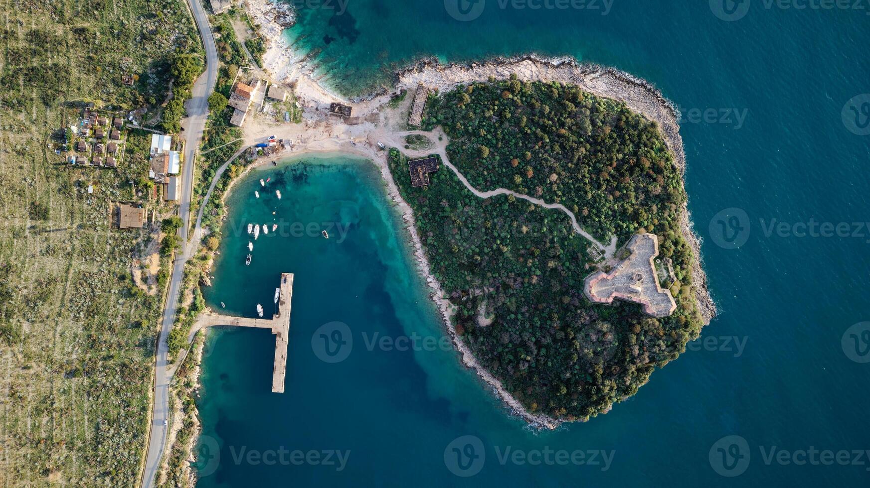 aereo fuco Visualizza di il porto palermo castello nel Albania. il castello è un' significativo monumento collocato vicino il villaggio di himare nel meridionale Albania foto