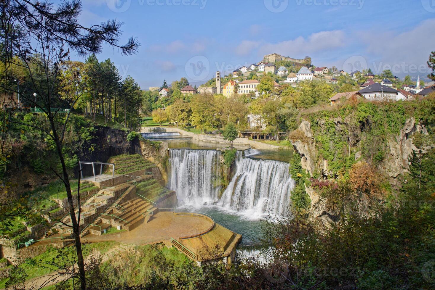 cascata di pliva a jajce, bosnia ed erzegovina. vacanze e viaggi. acqua. colori vibranti. luogo panoramico e belvedere. città storica. destinazione turistica. foto