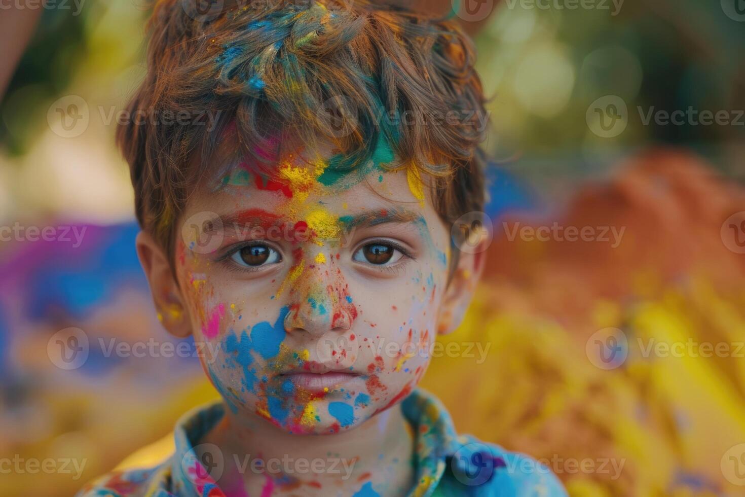 poco ragazzo giochi con colori.concetto per indiano Festival holi. foto