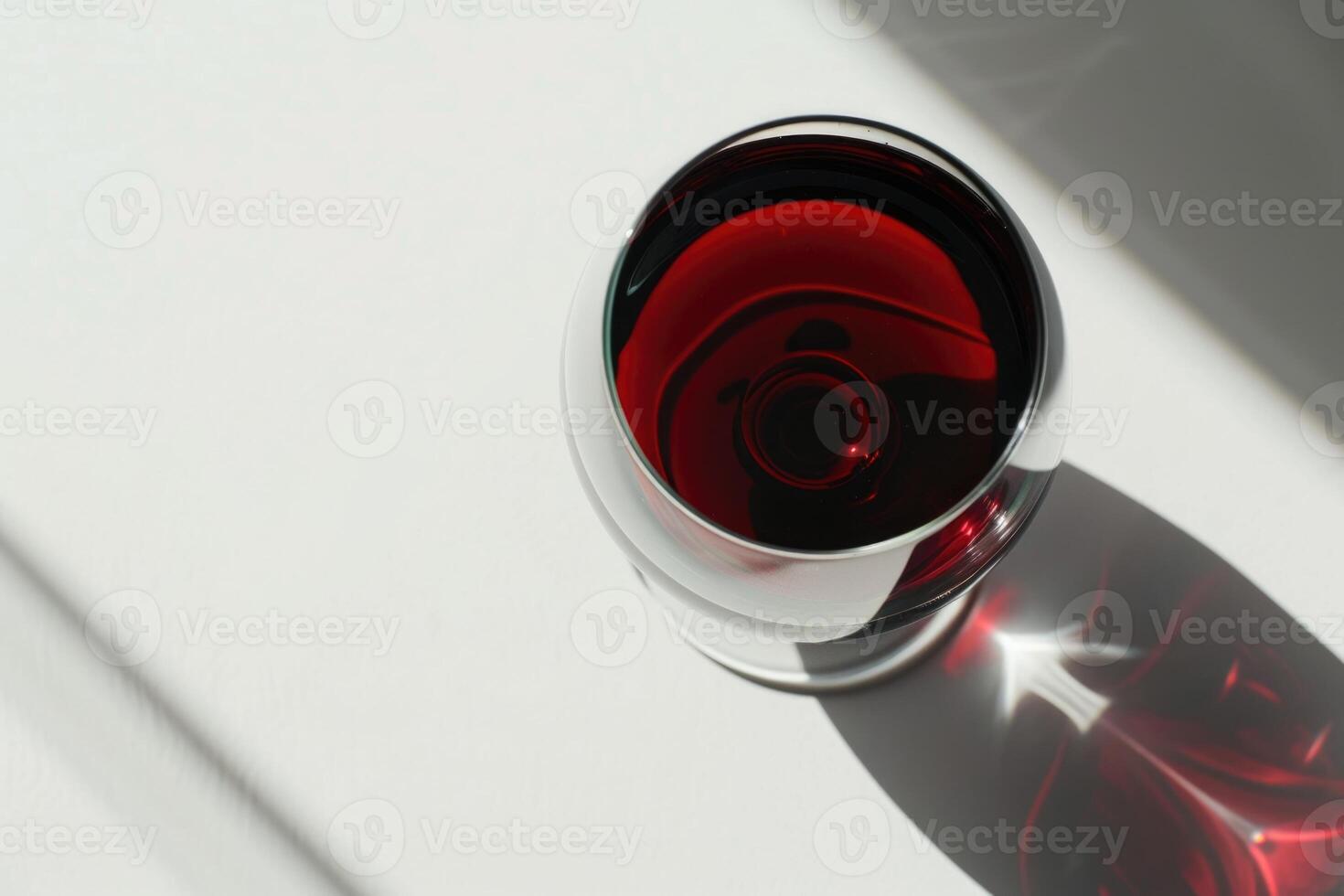 bicchiere di rosso vino con ombra.top Visualizza foto