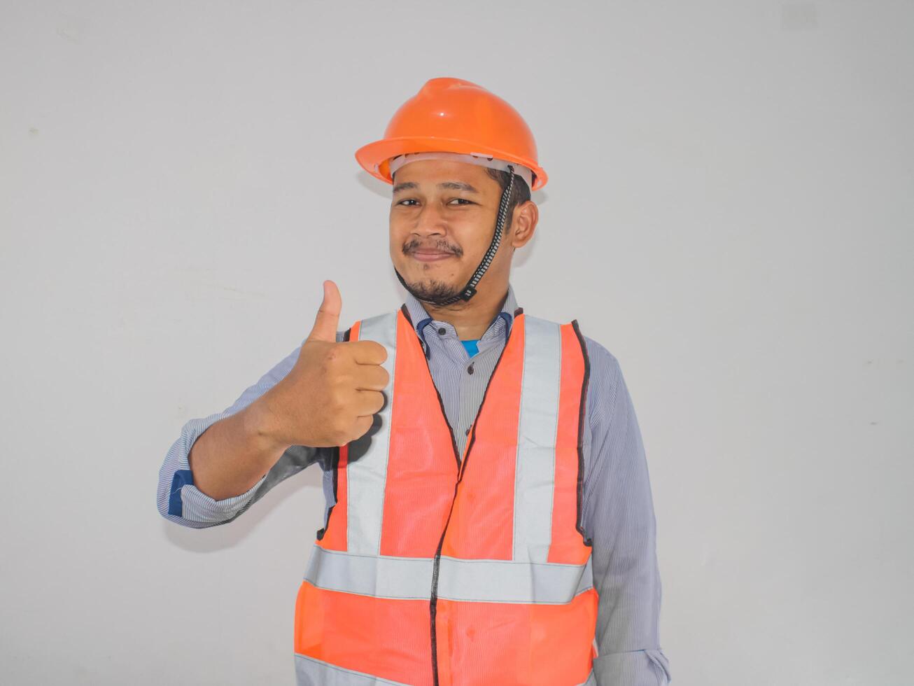 costruzione lavoratore sorridente e dando pollice su foto