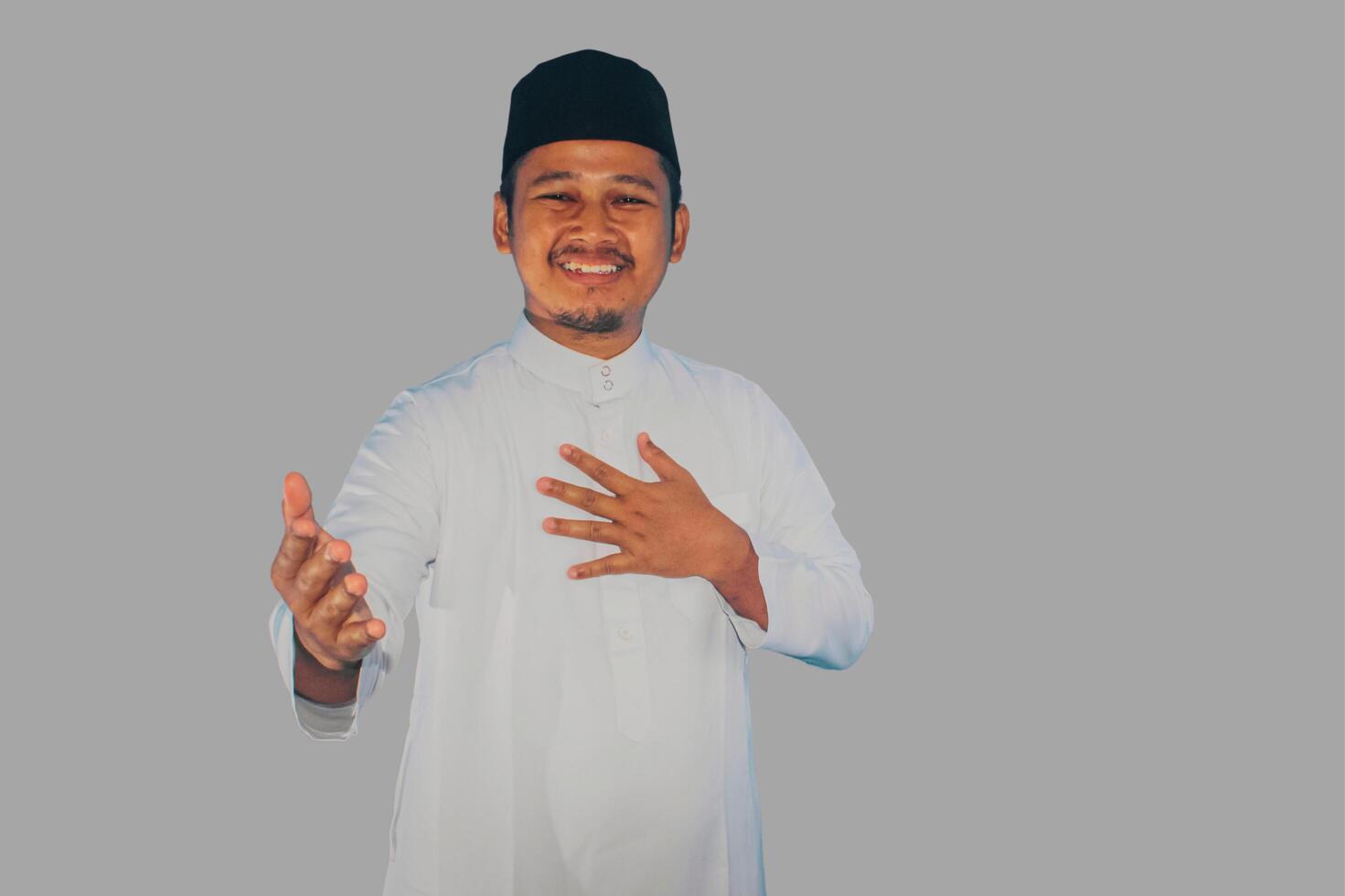musulmano asiatico uomo sorridente amichevole quando offerta mano shake foto