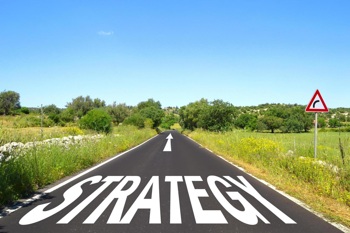 strada con la strategia scritta sulla superficie foto