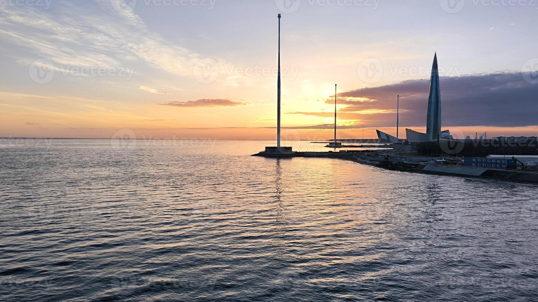 San Pietroburgo, Russia Visualizza di il golfo di Finlandia, tramonto, 300 anni st. petersburg anniversario parco e lakhta centro foto