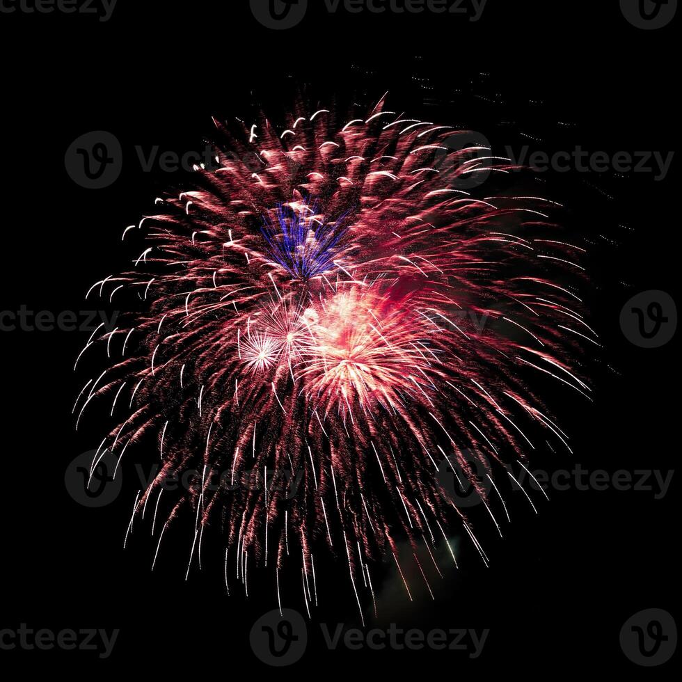 colorato celebrazione fuochi d'artificio isolato su nero cielo sfondo. foto