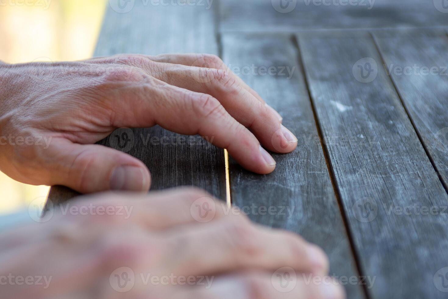 mans mani su il tavolo foto