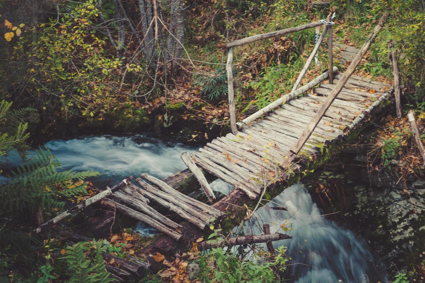 vecchio ponte rotto foto