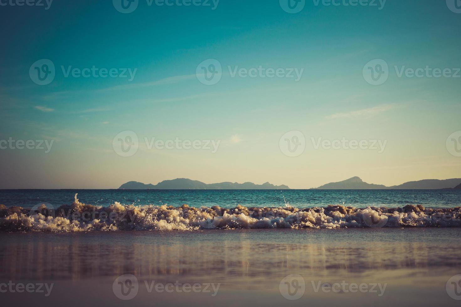 onda sulla spiaggia foto