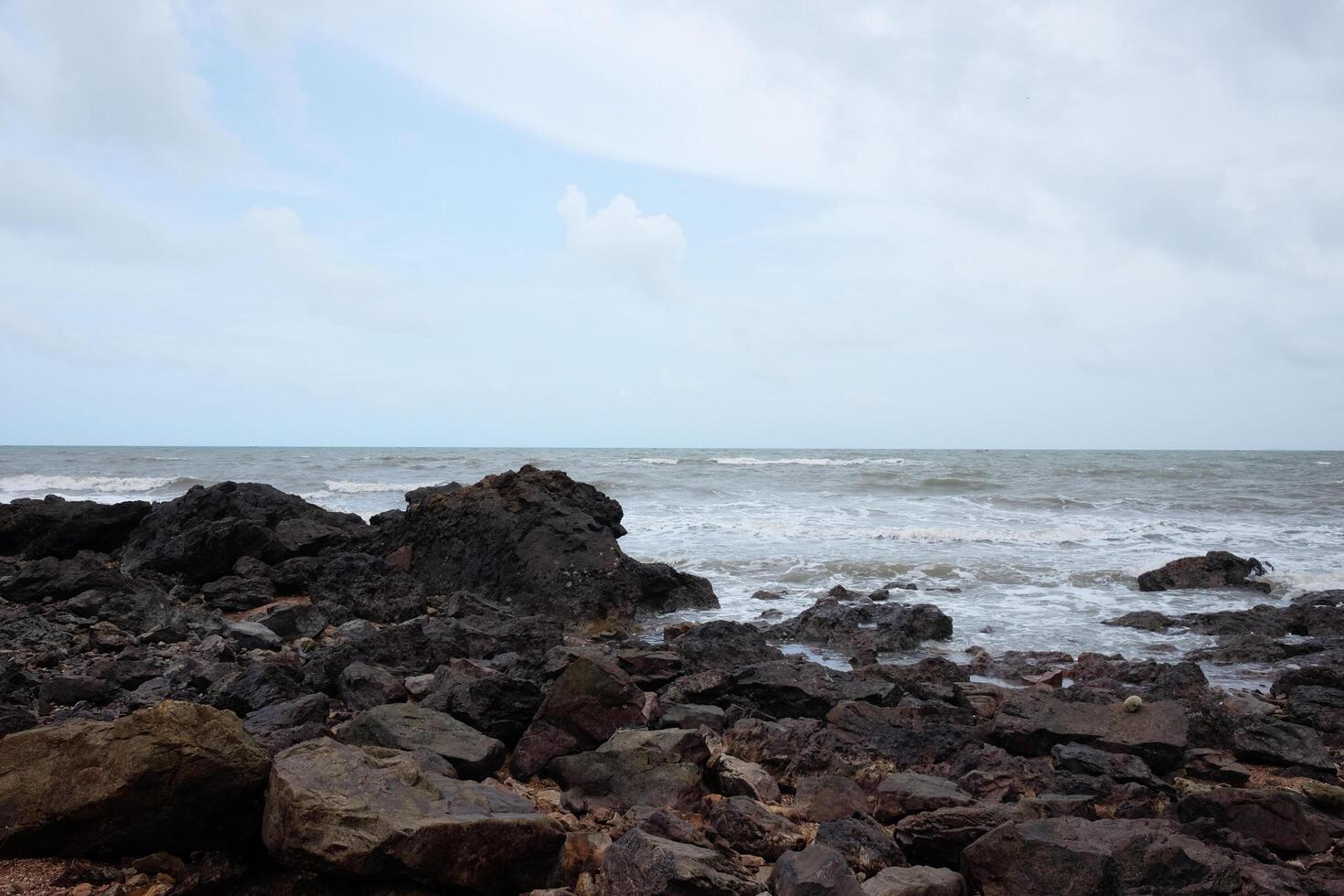 bellissimo paesaggio di roccioso costa e blu mare con nube tempesta su il cielo nel tailandia.seascape concetto foto