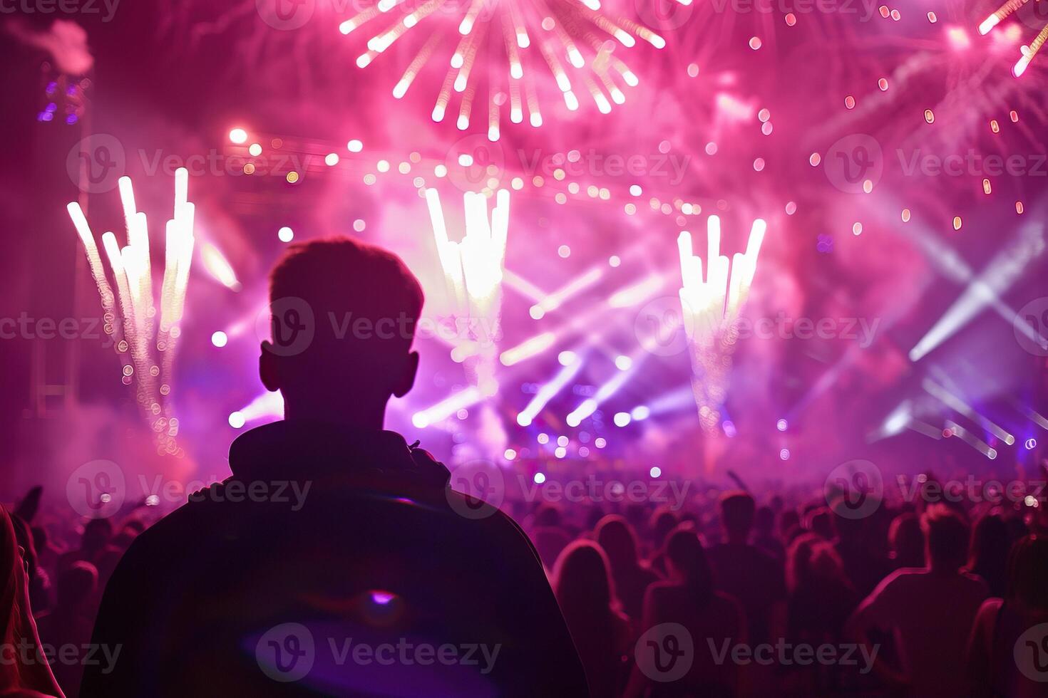 ai generato dj concerto Festival con fuochi d'artificio e silhouette folla. foto