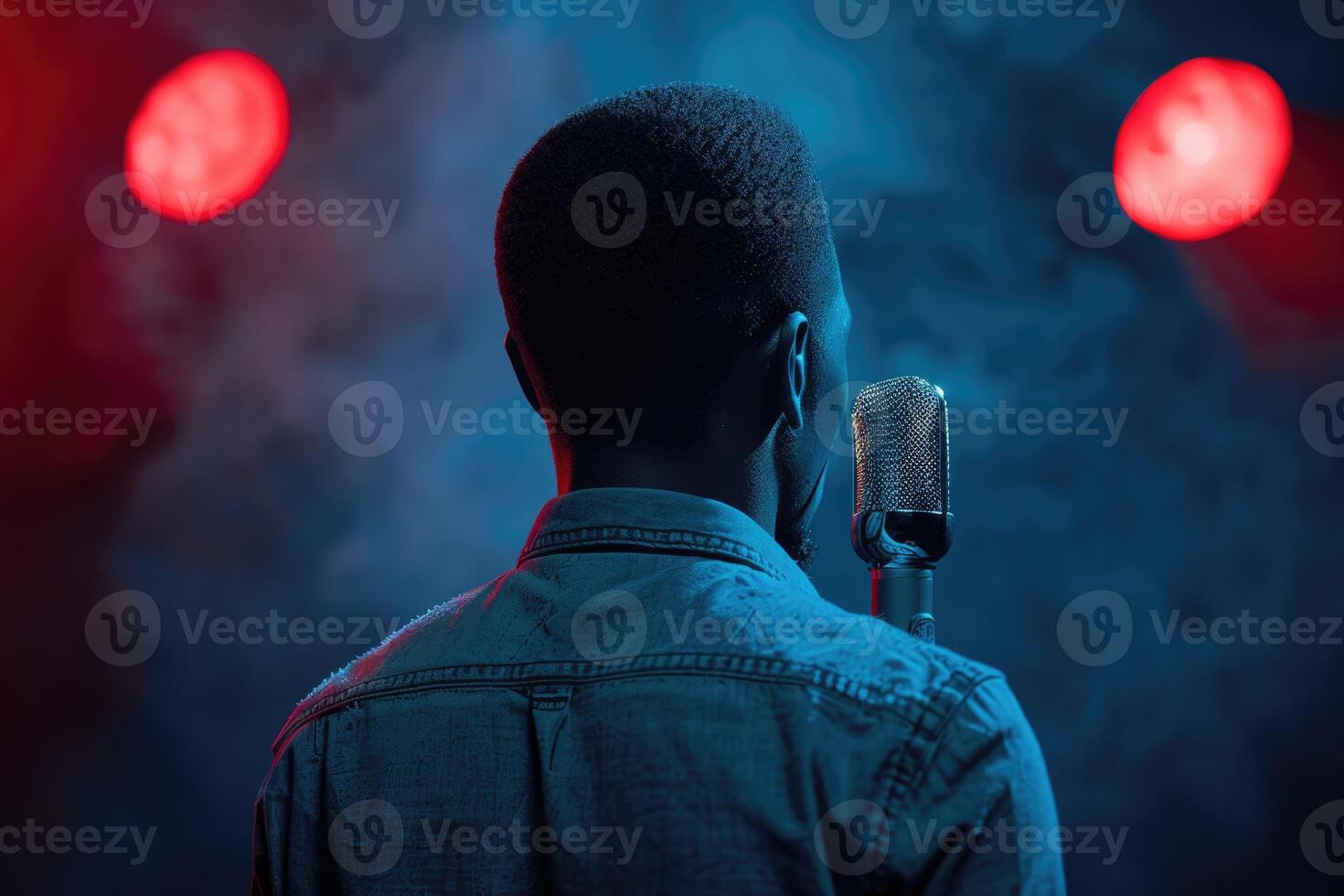 ai generato indietro Visualizza ritratto di afro americano uomo cantando in Vintage ▾ microfono al di sopra di buio sfondo foto