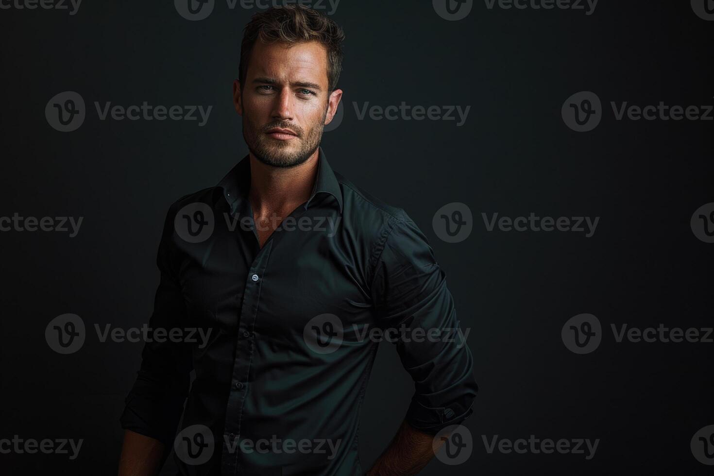 ai generato bello uomo nel nero camicia in posa nel studio. foto