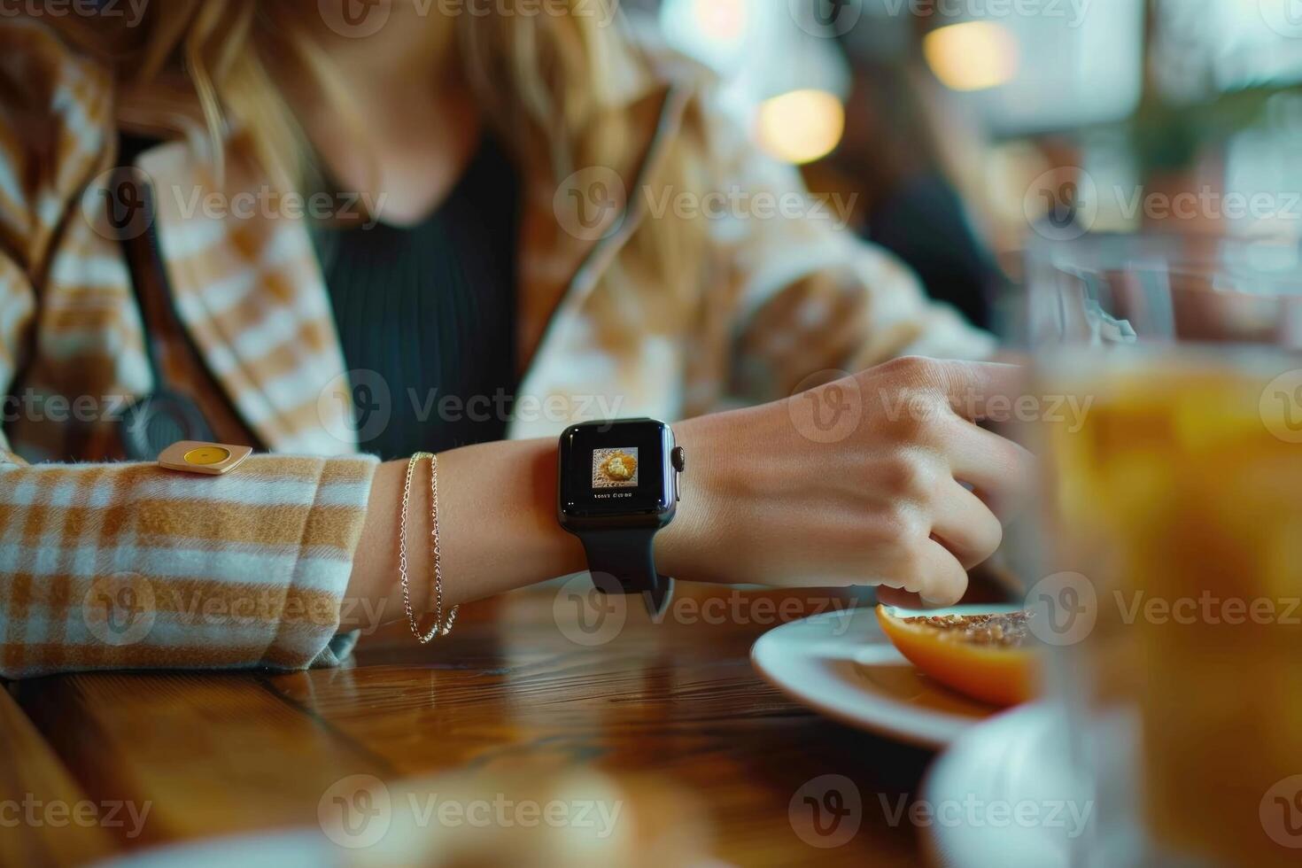donna fare orologio intelligente insediamento a bar ristorante foto
