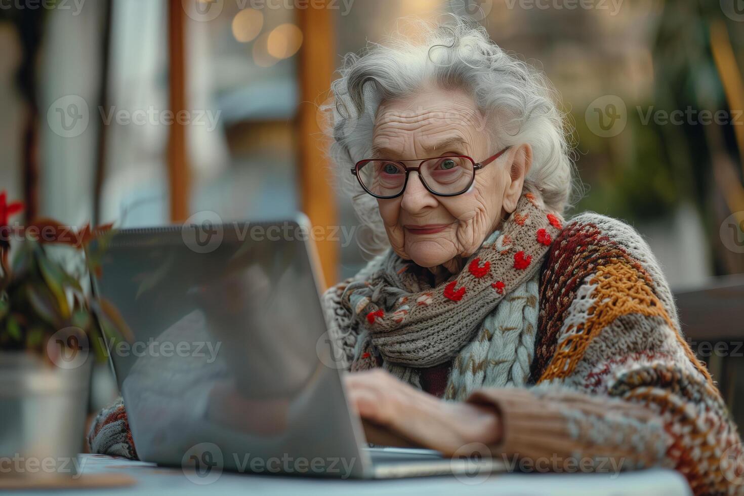 vecchio signora Lavorando a il computer portatile comunicare o fare networking attività commerciale foto