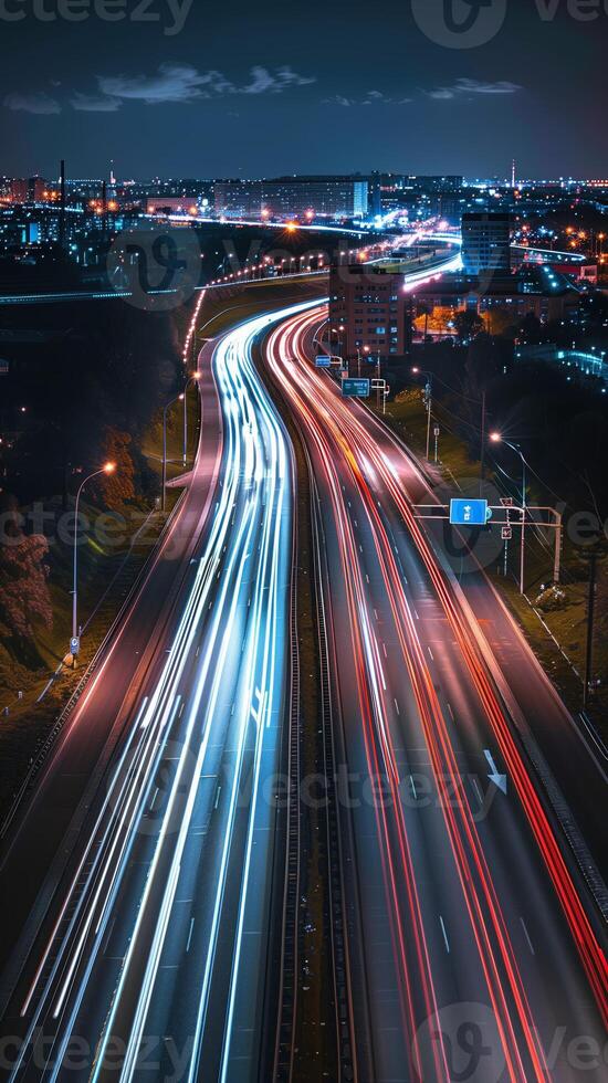 striature di in movimento auto luci contro il fondale di città luci a notte foto