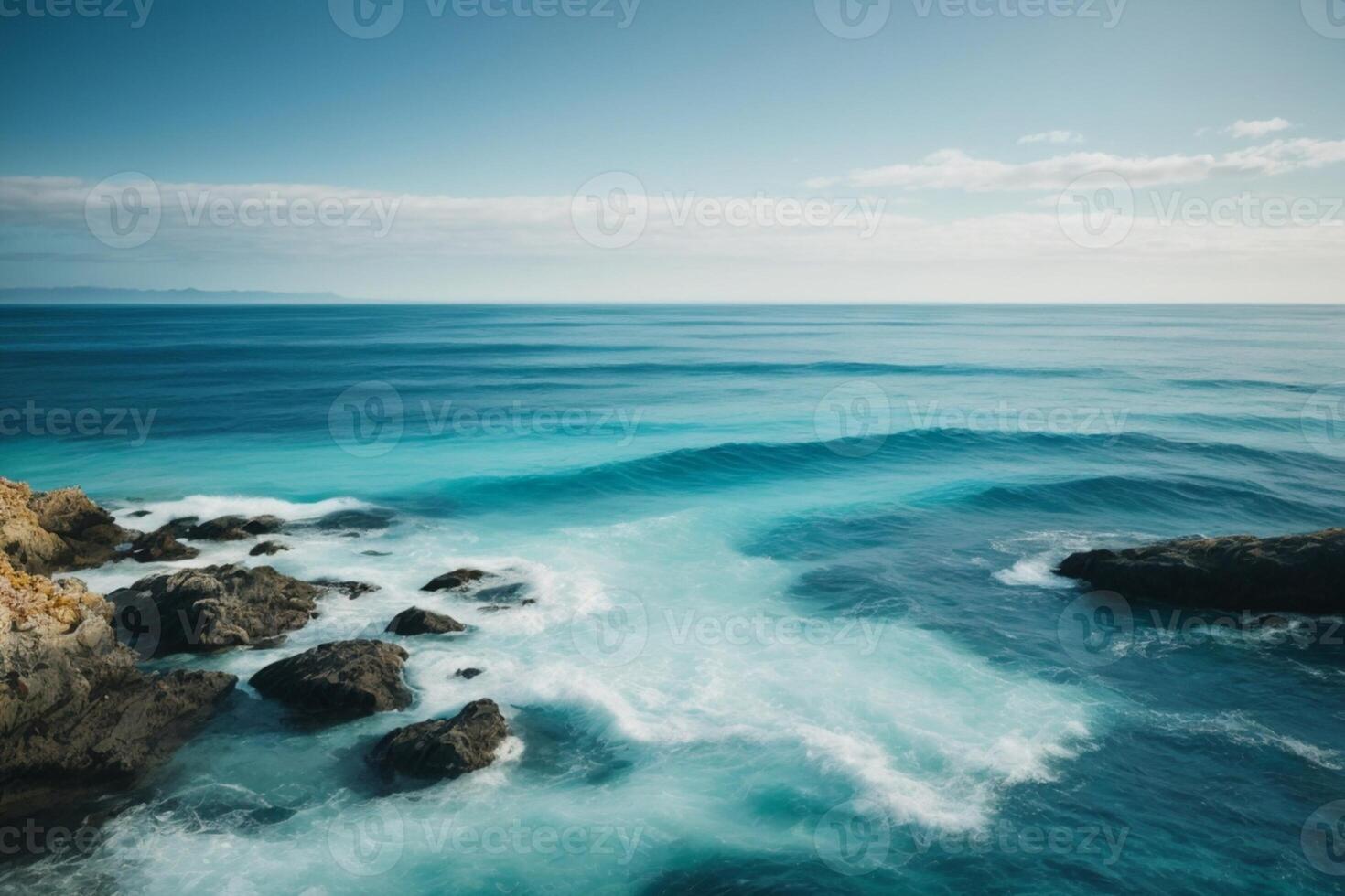 blu oceano con nuvole e sole nel il cielo foto