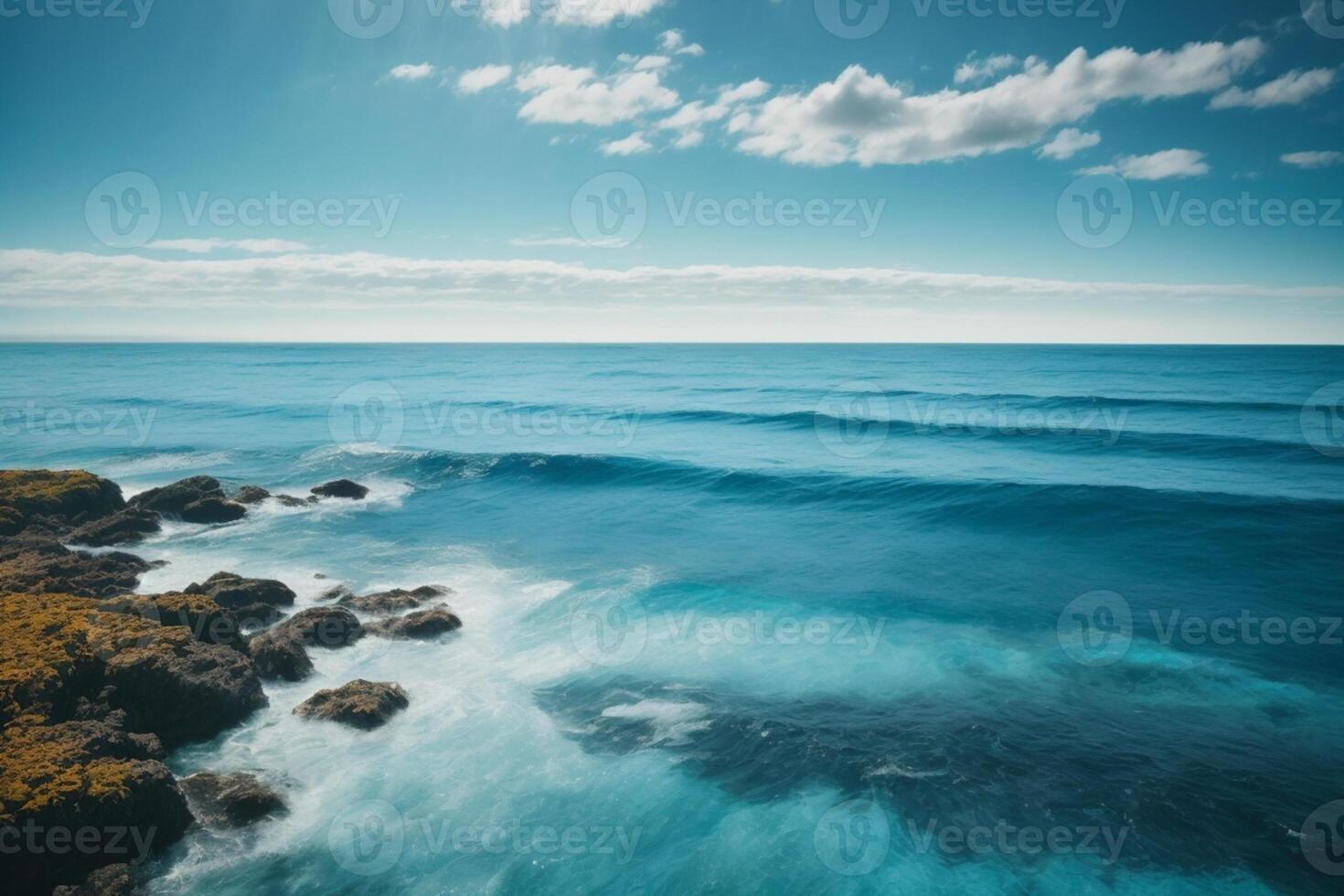 blu oceano con nuvole e sole nel il cielo foto