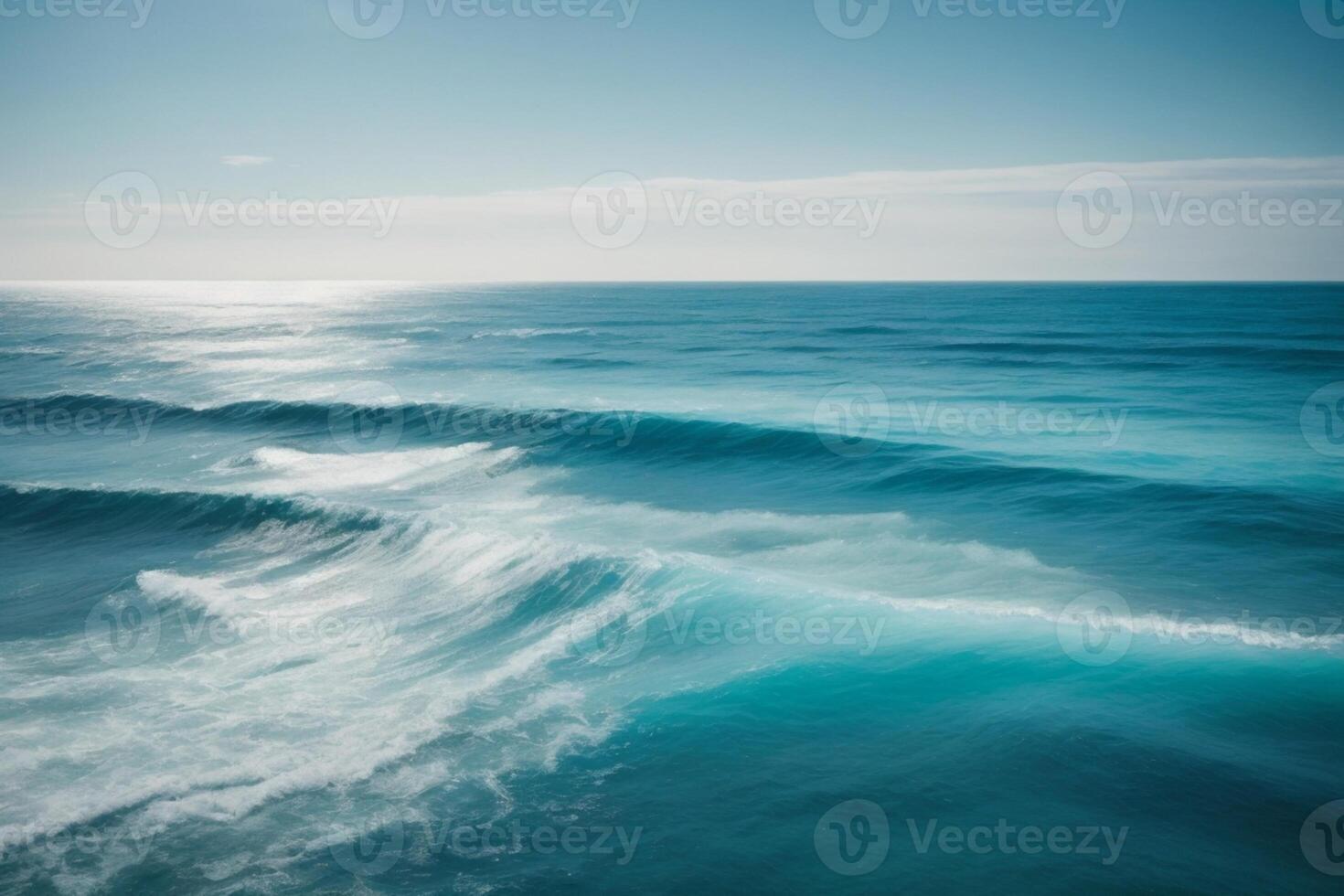 un' bellissimo spiaggia con onde e blu cielo foto