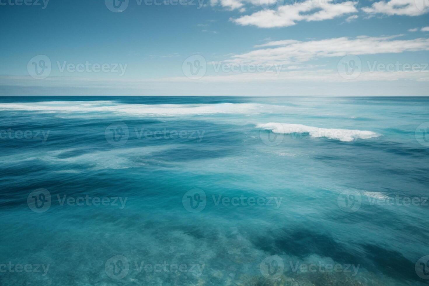un' bellissimo spiaggia con onde e blu cielo foto